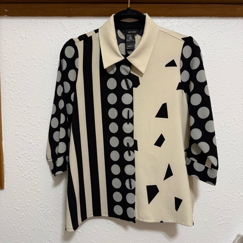 Ali Miles White Cream Graphic Button Down Shirt